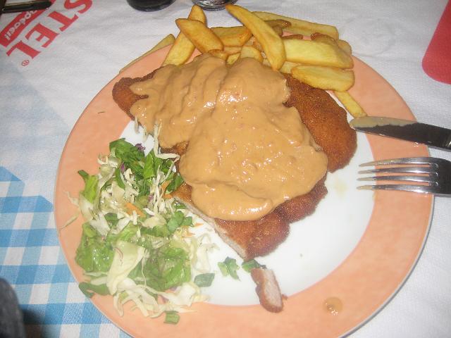 IMG_4685 voor de verandering een keer met andere saus.JPG